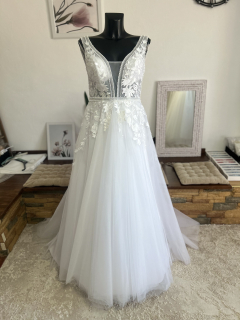 bílé svatební šaty