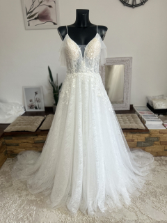 svatební šaty se spadlými ramínky